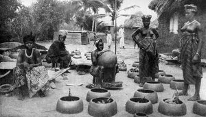 Fanti-vrouwen maken aardewerk, Elmina, Ghana, 1922 door P. A. McCann