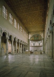 Interieur van de kerk van Sint Sabina, centrale schip, gesticht in de 5e eeuw door Paleo Christian