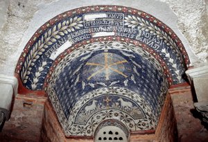 Paleochristelijke kunst: het monogram van Christus is omgeven door symbolen van de Heilige Drie-eenheid