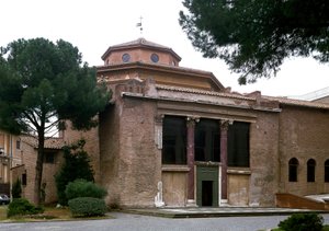Uitzicht op het Paleochristelijke baptisterium van San Giovanni in Laterano (Sint-Jan van Lateranen), gebouwd rond 440. Rome door Paleo Christian