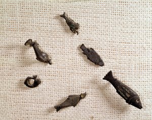 Christelijke oudheid: fibulae en metalen sieraden in de vorm van vissen door Paleo Christian Paleo Christian