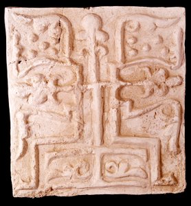 Paleochristelijke kunst: steen versierd met reliëfs van wijnranken en een kruis