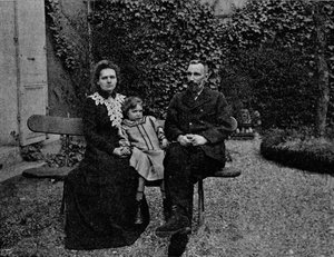M. en Mme Curie in de tuin van hun huis in Parijs, c1902 door Paris Ellis