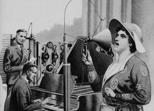 Nellie Melba treedt op voor de radio (litho)