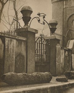 Iepstammen voor leidingbuizen opgegraven bij St. Annes, Soho, ca. 1935 door Paterson