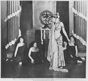Mata Hari optredend in Musee Guimet, Parijs, 13 maart 1905