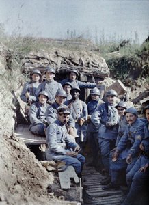 Een groep Franse soldaten in een loopgraaf aan het front, Hirtzbach, Departement Haut-Rhin, Elzas, Frankrijk, 16 juni 1917 door Paul Castelnau