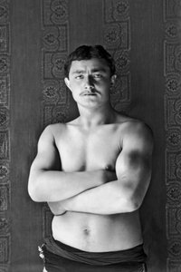 Portret van een reizende circusworstelaar, voorbijgaand aan Andelot Blancheville (Haute Marne). Foto, circa 1886, door Paul Emile Theodore Ducos (1849-1913)