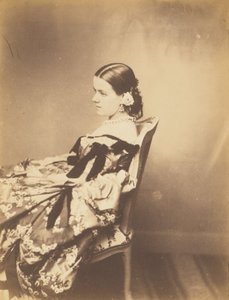 Portret van een zittende vrouw in profiel