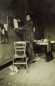 Amedeo Modigliani in zijn studio, ca. 1915 (zwart-wit foto)