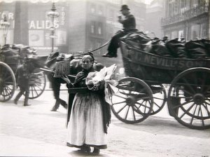 Een vrouwelijke krantenverkoper, Londen, c.1890s