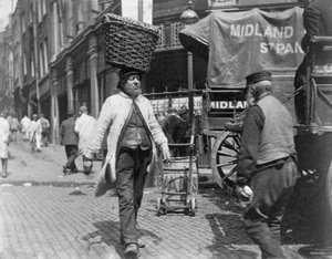 Visdragers op Billingsgate Market, Londen, 1893 door Paul Martin