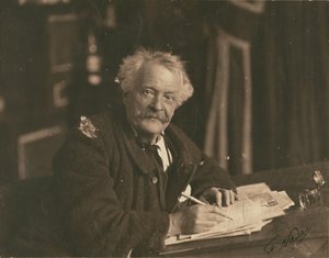 [Félix Nadar zit aan schrijftafel].