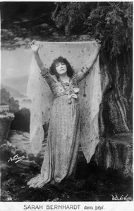 Henriette Rosine Bernard alias Sarah Bernhardt (1844-1923) als Izëyl, ansichtkaart (zwart-wit foto)