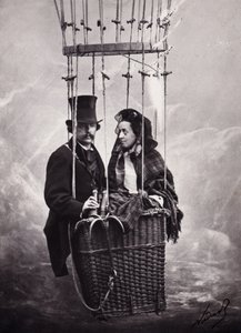 Paul Nadar en zijn vrouw in de mand van de ballon (heteluchtballon) (zwart-wit foto)