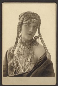 [Onbekende vrouw in theaterkostuum]. door Paul Nadar