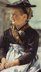 Vroege kleurenfotografie: Klein meisje uit de Sarn-vallei, Sarentino