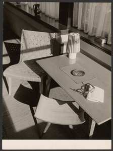 [Tafel en stoel]. door Paul Wolff