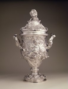 Twee-handled beker en deksel, 1742-43 door Paul de Lamerie