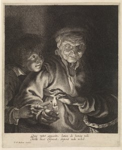 Oude vrouw en jongen met kaarsen