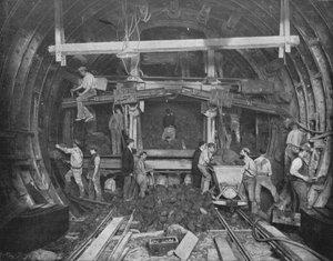 Uitgraven van een buis-spoorweg, Great Northern and City Railway, Londen, c1903 door Pearson and Son Ltd