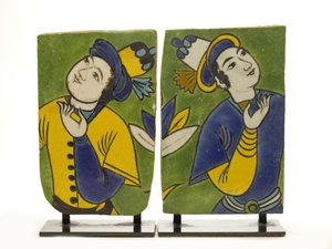 Fragmentarische tegels met figuratieve decoratie