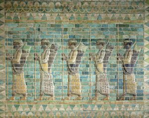 Fries van boogschutters, uit het Paleis van Darius de Grote (548-486 v.Chr.) in Susa, Iran, Achaemenidische Periode, ca. 500 v.Chr. (geglazuurde bakstenen) door Persian School