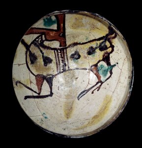Perzische kunst: terracotta beker met een steenbok. Uit Nichapour