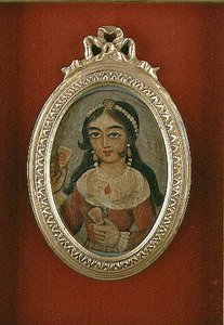 Qajar buste rondel met afbeelding van een versierde vrouw