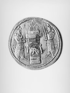Keerzijde van een munt van Shapur II (310-79) met een offeraltaar