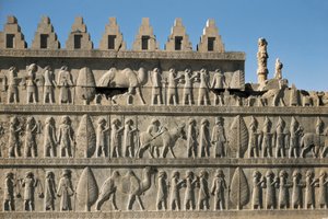 Het paleis van Darius I in Persepolis (Iran): detail van de decoratie van de apadana of rechtszaal, die de onderworpen volkeren toont die geschenken brengen aan Darius I (550-486 v.Chr., de Grote genoemd). Laag reliëf, 6e eeuw v.Chr., Perzische kunst, peri door Persian School