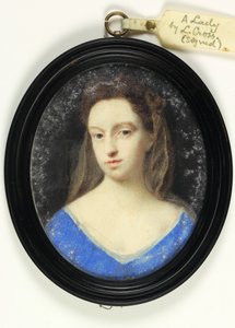 Een dame in blauw lijfje met bruine kap