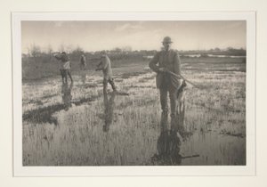 Mannen jagen in een moeras door Peter Henry Emerson