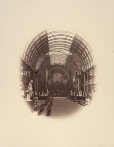 Uitzicht in de centrale hal, kunstschatten tentoonstelling, Manchester, 1857 door Philip Henry Delamotte