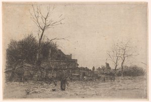 Oude vrouw in een veld bij een boerderij