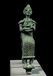 Oosterse kunst van de oudheid: beeldje van een zittende godin
