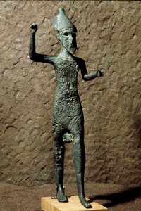 Fenicië: beeldje van een god in brons. Gevonden in de zee bij Selinunte, Sicilië. 14e-13e eeuw v.Chr. Palermo, Museo Archeologico Nazionale