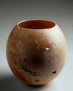 Fenicische kunst: leeg struisvogelei. 7e eeuw v.Chr. door Phoenician