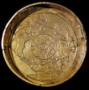 Fenicische kunst: gouden schaal met koninklijke jachtscène door Phoenician