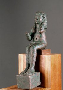 Fenicische kunst: voorstelling van de godin Astarte. Bronzen beeld uit de 7e eeuw v.Chr. Uit het heiligdom van Carambolo in Spanje. Dim. 16 cm Sevilla, archeologisch museum