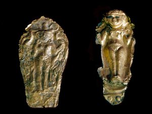 Fenicische kunst: twee gouden beeldjes, links de godin Ishtar (Inanna of Astarte) op een plaat, rechts een vruchtbaarheidsgodin met opgeheven armen van de site van Tink El Beida, Syrië. 15e-12e eeuw v.Chr. Parijs Louvre Museum