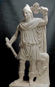 Fenicische beschaving: Mithriac godheid met een fakkel en een dubbele bijl. 2e of 3e eeuw na Chr. Marmeren beeldhouwwerk. Dim. 87 cm. Parijs, Louvre Museum