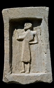 Fenicische kunst: Punische grafsteen in zandsteen met reliëf van lopend personage. Uit de opgravingen van Mozia (Motya, Mozzia of Motia). 6e eeuw v.Chr. Tunis, Musee du Bardo Tunesië