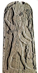 Feniciërs kunst: kalkstenen stèle van de god Baäl met bliksem. (God krijger die de koning beschermt) door Phoenician Phoenician