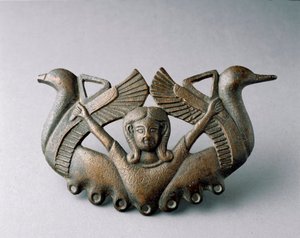 Fenicische kunst: voorstelling van de godin Astarte. Ze wordt omringd door twee vogels die opstijgen. Bronzen beeldhouwwerk uit de 6e eeuw v.Chr. Uit Sevilla. Sevilla, archeologisch museum door Phoenician School