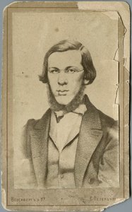 Nikolay Alexandrovich Dobrolyubov door Photo studio Wesenberg
