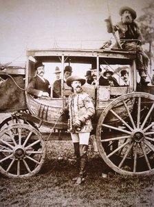 Buffalo Bill Cody (1846-1917) en zijn Deadwood-koets door Photographer American