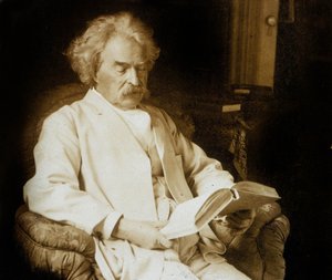 Mark Twain (Samuel Langhorne Clemens 1835-1910) Amerikaanse schrijver, hier lezend, ca. 1910 door Photographer American