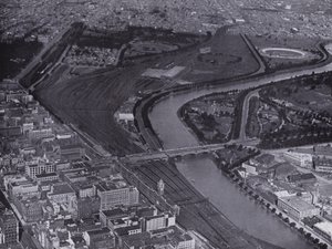 Melbourne: Een luchtfoto van de Jolimont Spooryards en de Yarra Rivier, met een klein deel van de stad en Richmond in de verte door Photographer Australian
