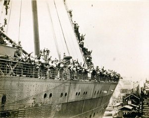 De Mauretania in Sydney, mei 1940 door Photographer Australian